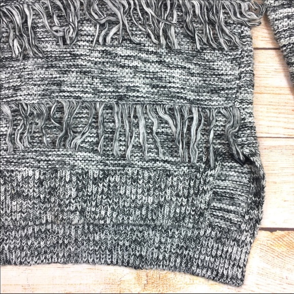 Express chunky grey fringe sweater sz M - Picture 6 of 8